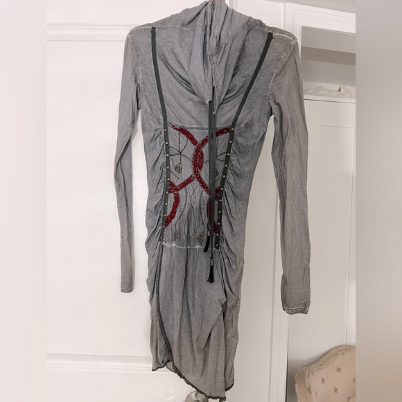 Unique Gray Tunic with Red Accents - Picture 1 of 3